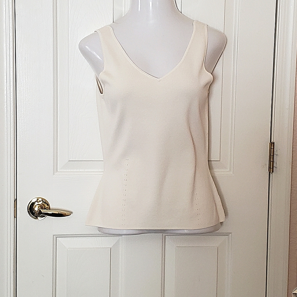 Tesori V neck white sleeveless shell. Chic eyelet detail. Size Large. - Picture 3 of 9